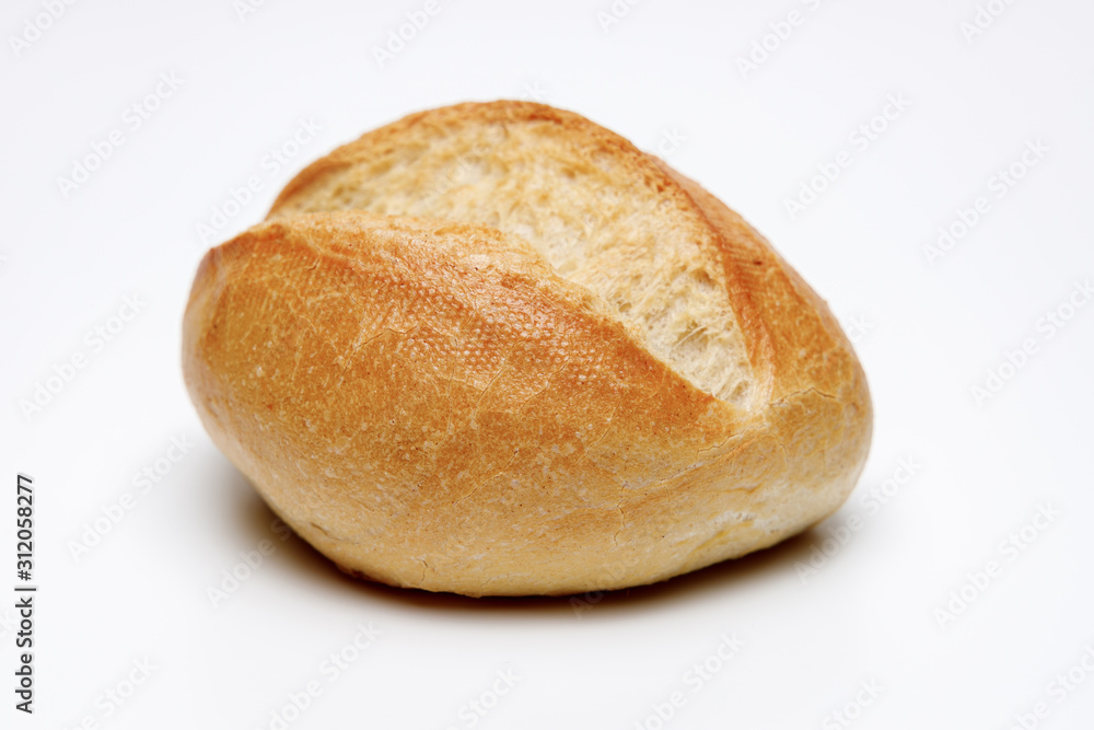 Ein frisches Braun gebranntes Brötchen auf weißen isolierten Hintergrund Ein frisches Braun gebranntes Brötchen auf weißen isolierten Hintergrund