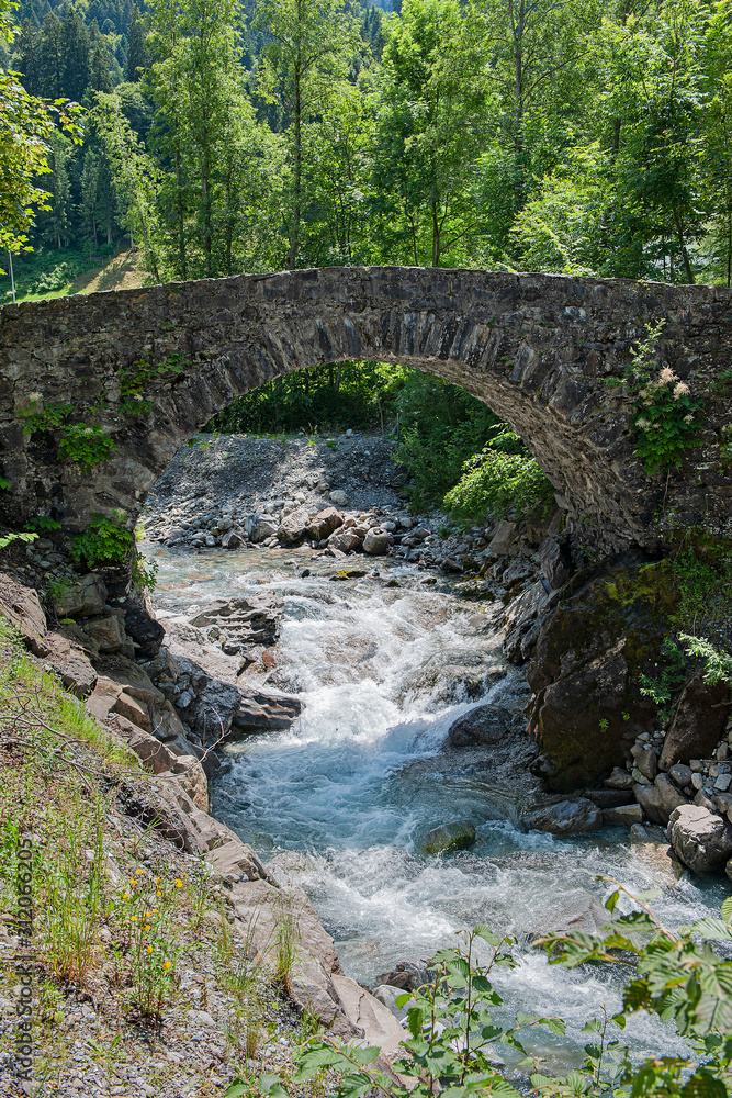 Brücke über die Engelbergeraa beim Eugeniesee, Engelberg, Obwalden, Schweiz Brücke über die Engelbergeraa beim Eugeniesee, Engelberg, Obwalden, Schweiz