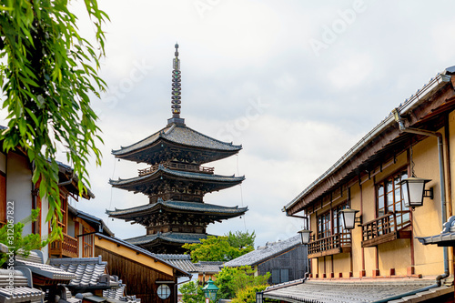 古都京都 八坂の塔と東山の町並み