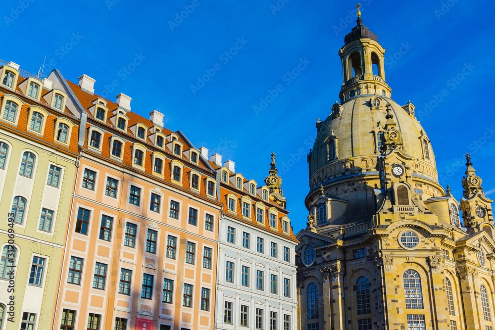 Frauenkirche Dresden mit Stadthäusern