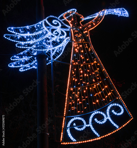 anioł grający świąteczne oświetlenie uliczne