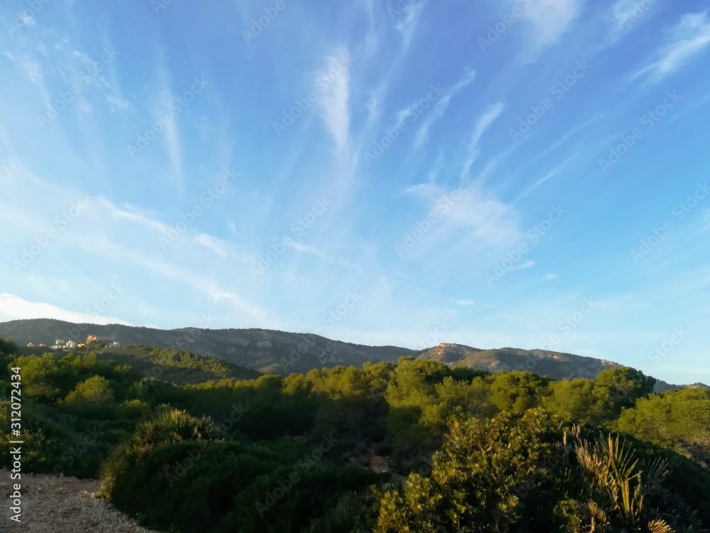 cielo de nubes desgarradas en la Sierra de Irta