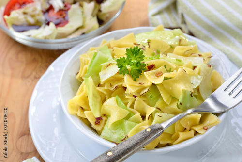 Deftige österreichische Küche: Vegetarische Krautfleckerln mit Nudeln und Kraut, dazu Salat mit Kernöl - Vegetarian Austrian cuisine: Pasta with stewed white cabbage and a salad with pumpkin seed oil