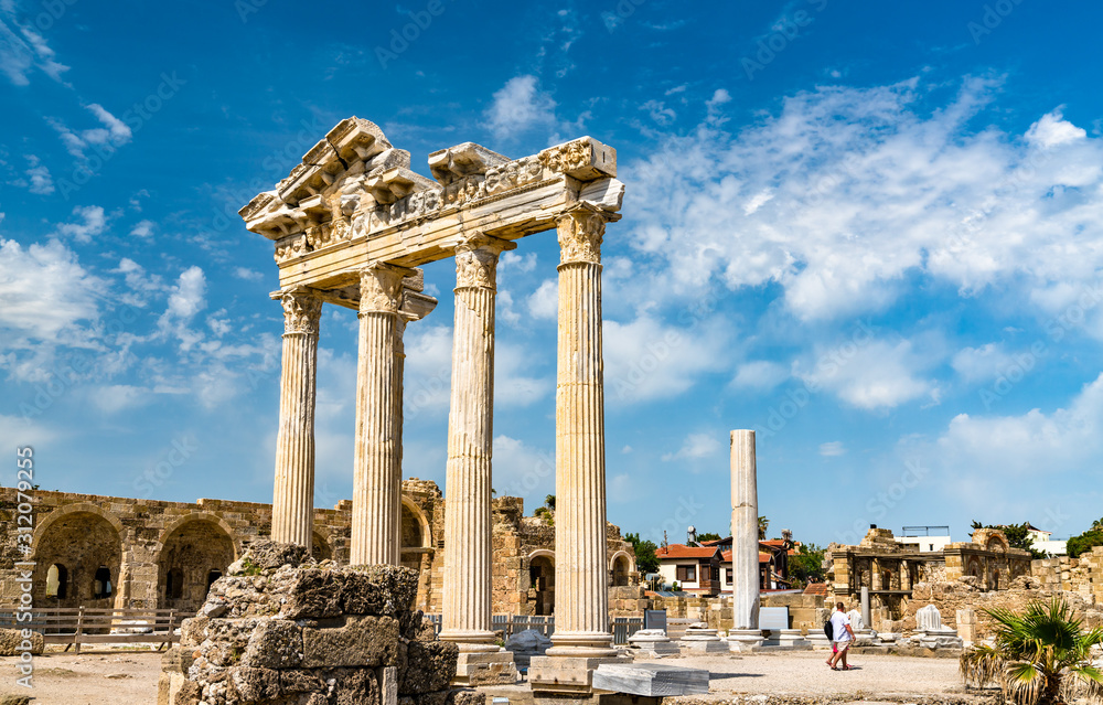 Fototapeta premium Ruins of the Temple of Apollo in Side, Turkey