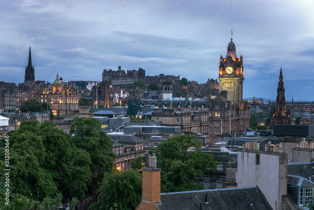 Fototapeta premium View of Edinburgh old town skyline at dusk