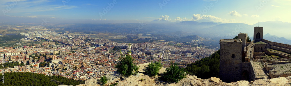 herrlicher Panoramablick von der Burg Santa Catalina auf die Stadt Jaen in Andalusien