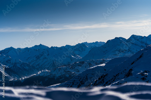 verschneites Bergpanorama im Winter