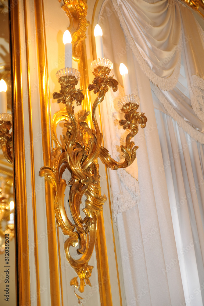 Obraz premium gold pretzelabs in the form of candlesticks in the interior