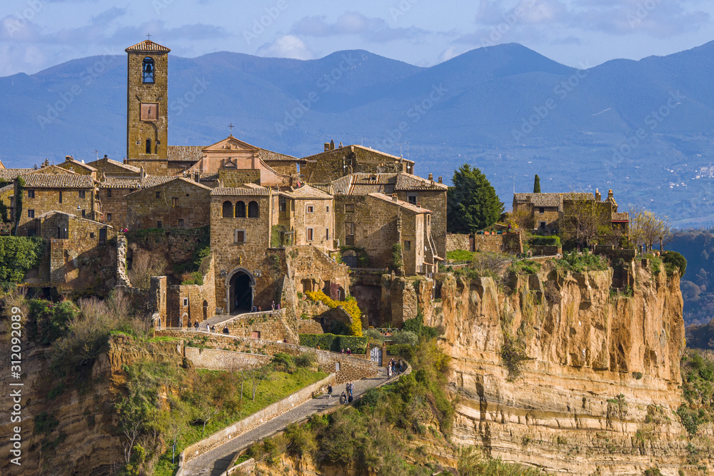Civita di Bagnoregio, región del Lazio, es un asentamiento que data de la Edad Media y de origenes etruscos, y que hoy cuenta con 10 habitantes. Se la llama 