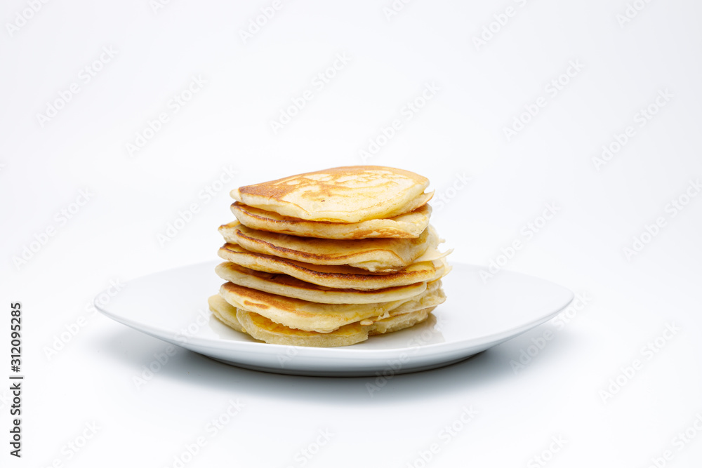 Einfache Pancakes auf weißen Teller gestapelt ohne Sirup, isoliert , seitlich Einfache Pancakes auf weißen Teller gestapelt ohne Sirup, isoliert , seitlich