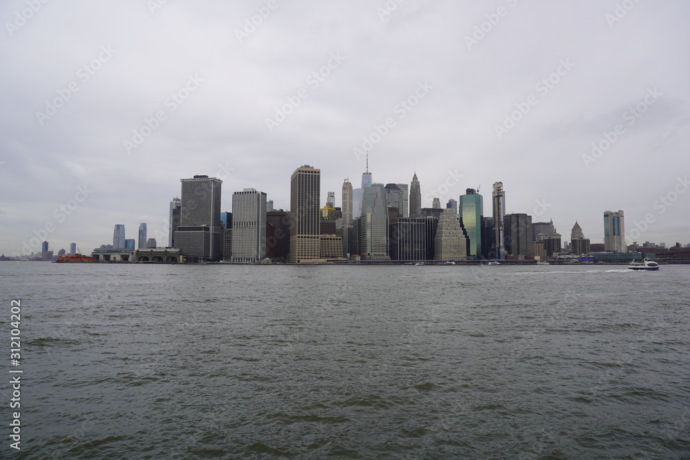 Fototapeta premium city skyline at seaport
