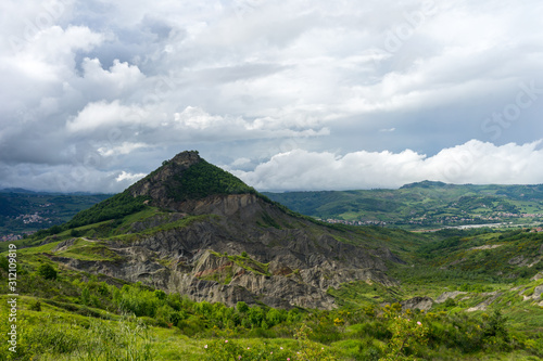 Vie of the old castle and village of Maioletto