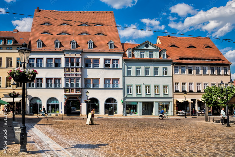 naumburg, deutschland - historischer holzmarkt mit sanierten altbauten
