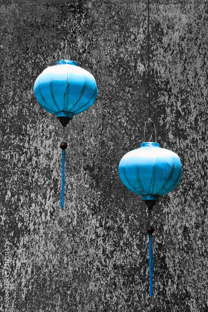 Zwei Lampion in blau in der Stadt der Lampions, Hoi An, in der Mitte von  Vietnam, Asien. Vor einem schlichten Hintergrund in grau, der Vintage Stil  und Chabby Chic ausstrahlt. Stock Photo
