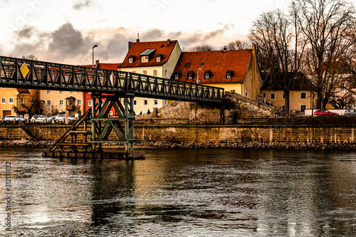Schöne alte brücke in Deutschland (Bayern) mit Donau und wunderschönem Himmel