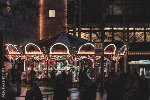 Ein Kinderkarussell auf einem deuschen Wintermarkt / Weihnachtsmarkt