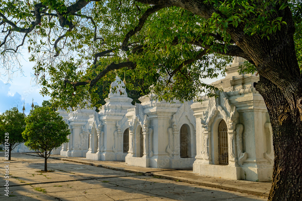 Obraz premium Kuthodaw Pagoda in Mandalay, Myanmar