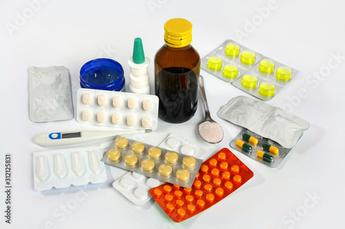Różne preparaty do leczenia przeziębienia i grypy na białym tle