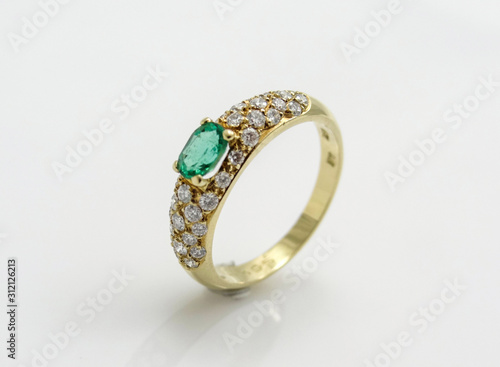 Ring mit Diamanten und grüner Edelstein aus Gold photo