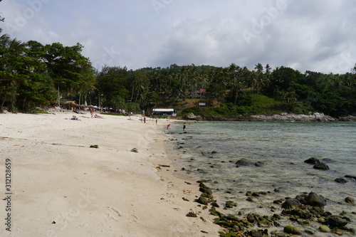 Strand mit Steinen Thailand