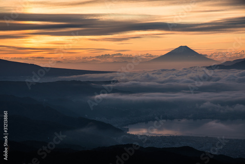 高ボッチ高原から見る富士山と朝日 © kazuyami77