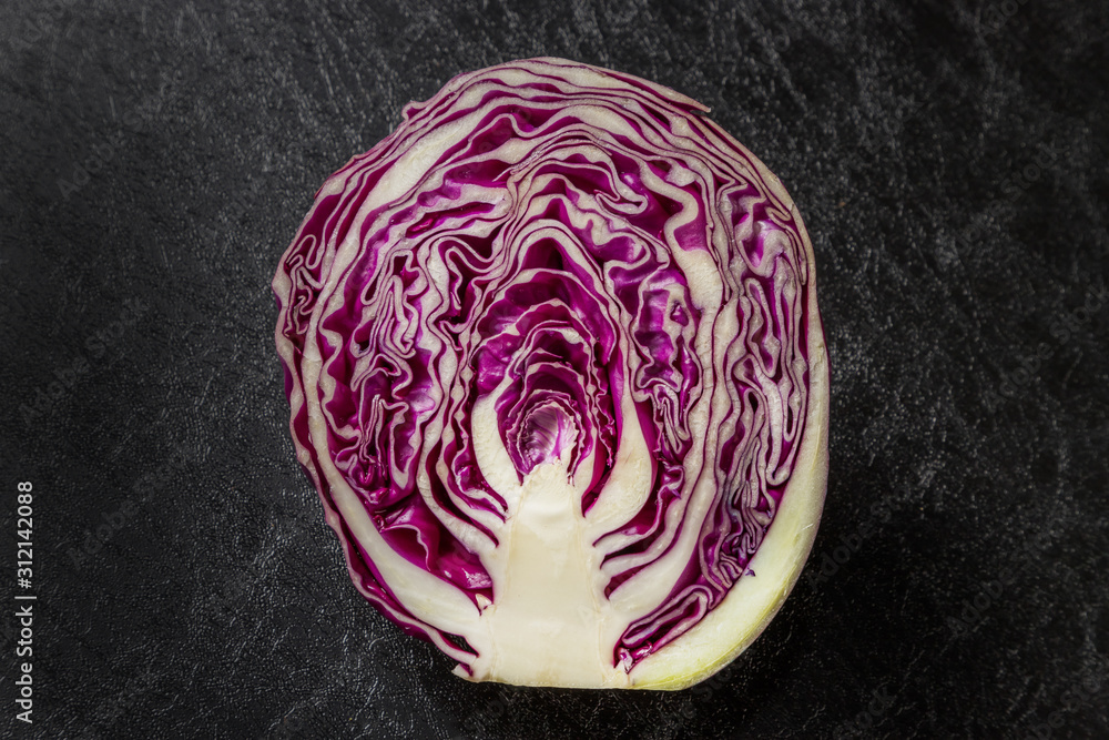 Fototapeta premium 紫(赤)キャベツ Cross section of beautiful red cabbage