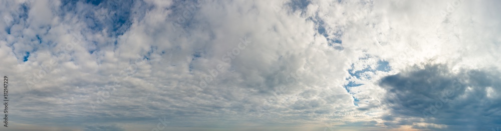 Obraz premium Fantastic clouds against blue sky, panorama
