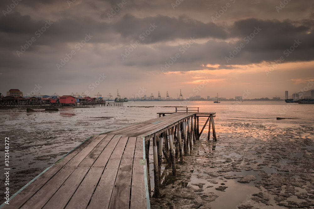 Obraz premium Sunrise at Penang. Yeoh jetty on the foreground , Malaysia.