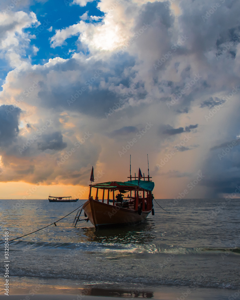 Obraz premium Koh Rong Island, Cambodia at Sunrise. strong vibrant Colors, Boats and Ocean