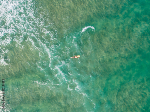 Tableau sur toile Surfer at Byron bay, Australia