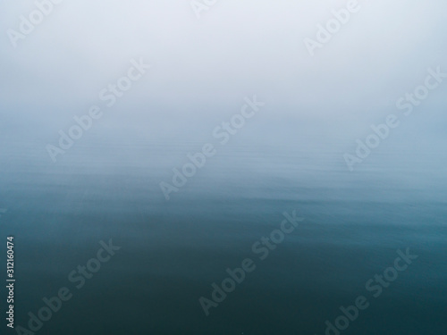 Photo Deep sea with mist approaching
