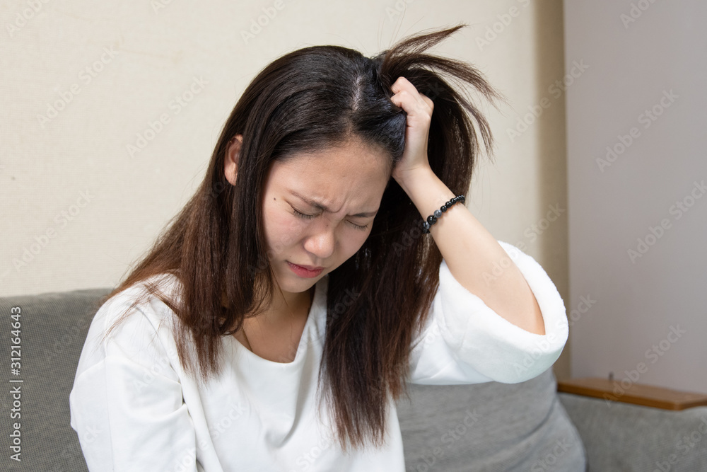 頭を抱える日本人女性