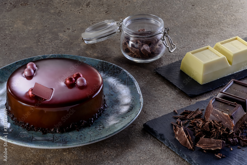 Torta ai 3 cioccolati con tavoletta e blocco di cioccolato bianco e fondente Torta ai 3 cioccolati con tavoletta e blocco di cioccolato bianco e fondente