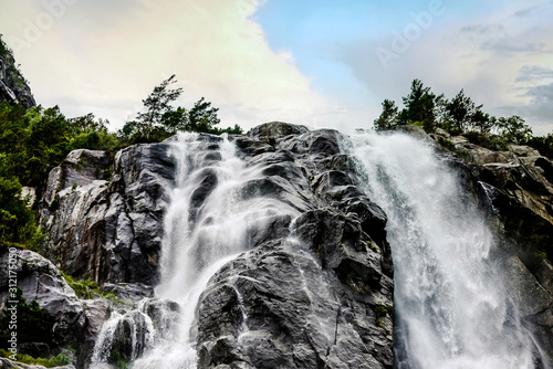 wspaniale-formacje-skalne-i-wodospad-w-fiordzie