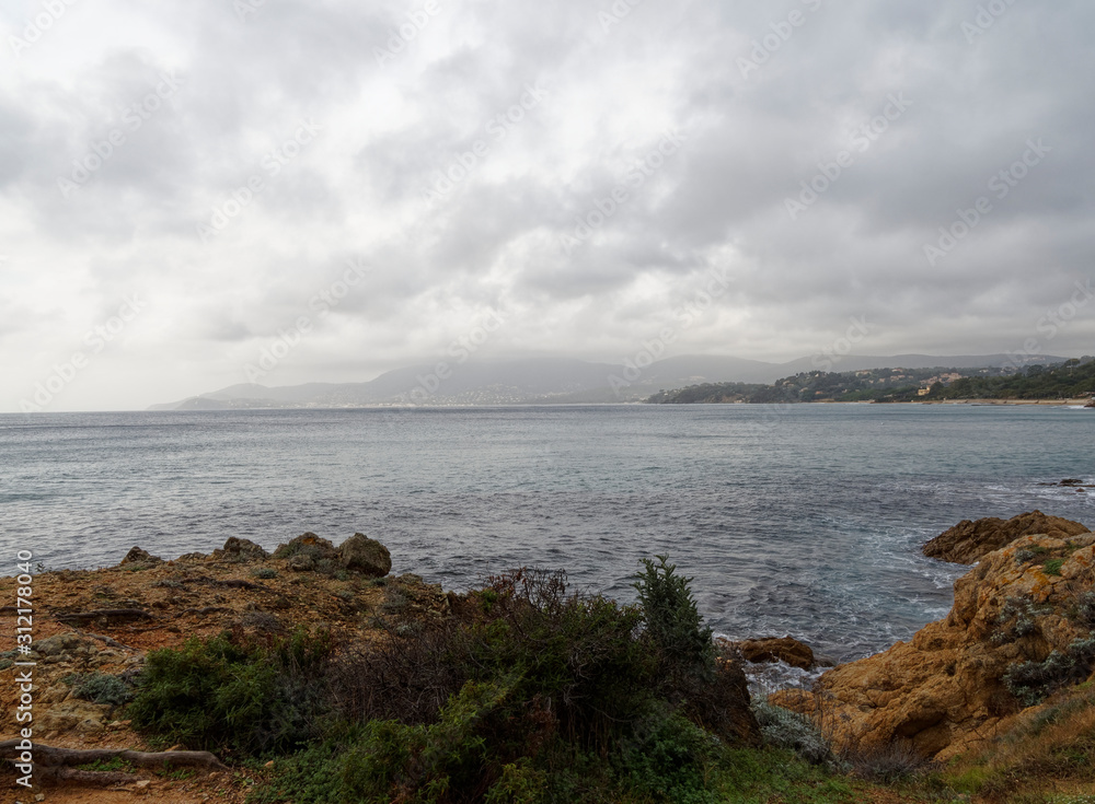 Cap Lardier dans le Var. Le sentier du littoral entre colline boisée aux senteurs provençales et le rivage bordé de falaises et chaos granitiques face à la baie de Cavalaire
