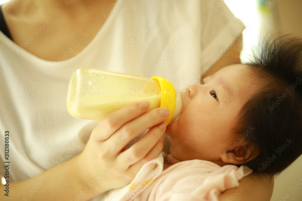 ミルクを飲む赤ちゃん ミルクを飲む赤ちゃん