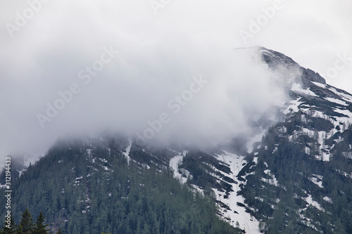 Wolkiger Nebel verdeckt den halben Berg