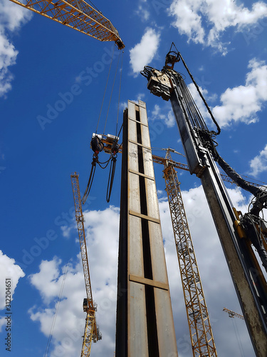 Baustelle in Berlin, Tärger, Rüttelgerät, Kran