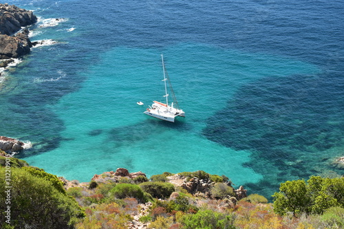 Catamaran dans l'anse Cala di Palu, Capo Rosso en Corse