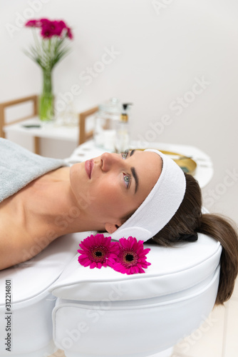 Kobieta w salonie odnowy biologicznej. Relaks w spa. 