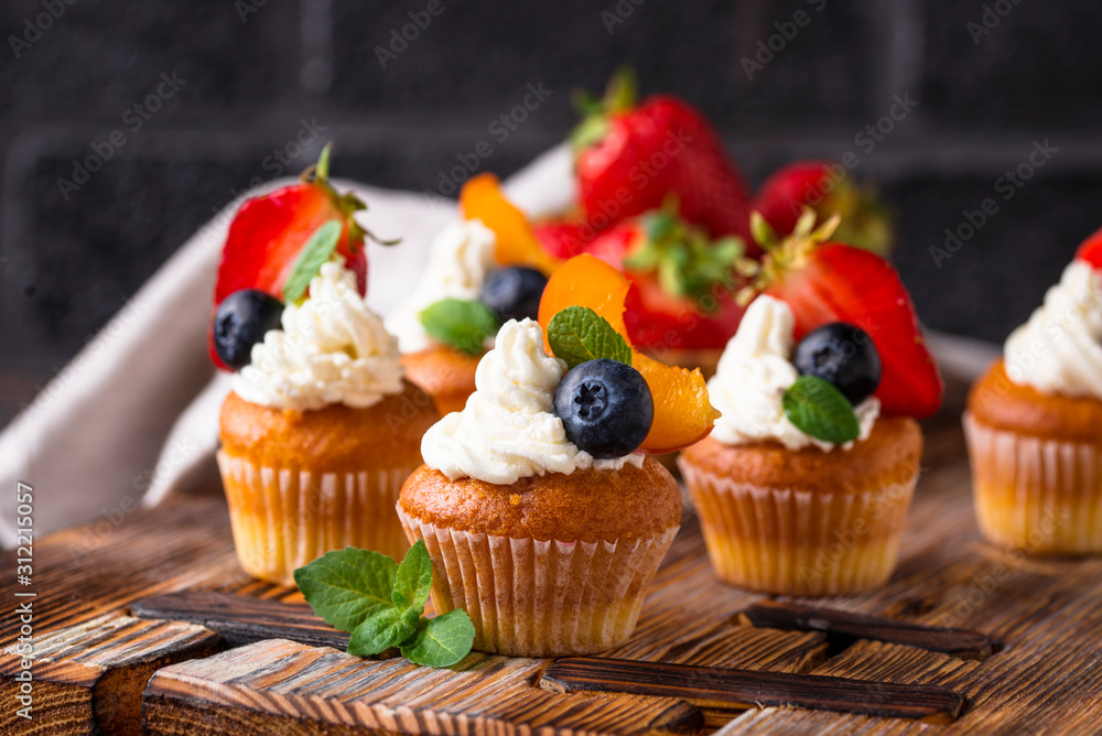 Cupcakes with cream and berries Cupcakes with cream and berries