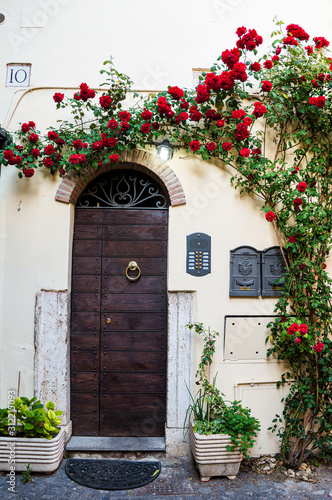 Doors & Roses in Rome © Bianca