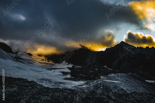 Fototapeta Naklejka Na Ścianę i Meble -  italy alps awesome cloudy sunset view