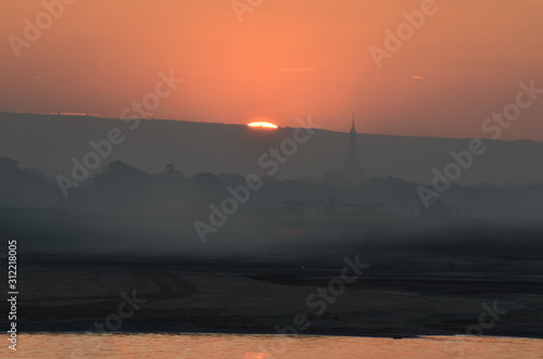 Sonnenaufgang Irrawaddy Mandalay, Myanmar photo