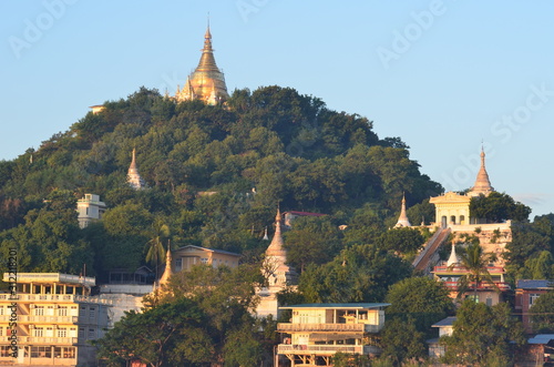 Mandalay, vom Irrawaddy aus betrachtet bei Sonnenaufgang, Myanmar photo