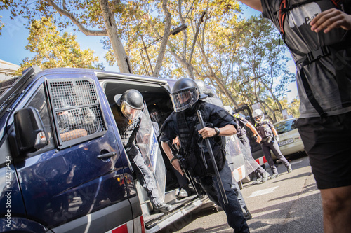 CARGA POLICIAL MOSSOS D'ESQUADRA