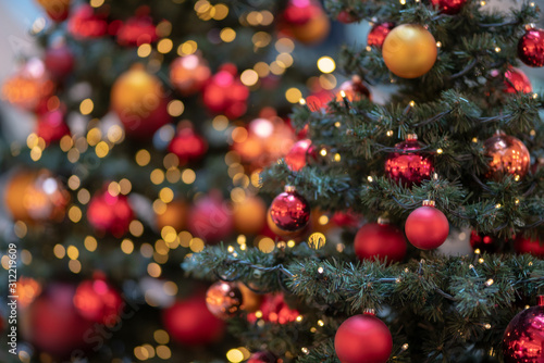 Weihnachtsbaum mit Christbaumkugeln an Weihnachten