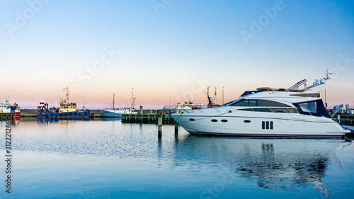Luxus Yacht im Hafen © Christian