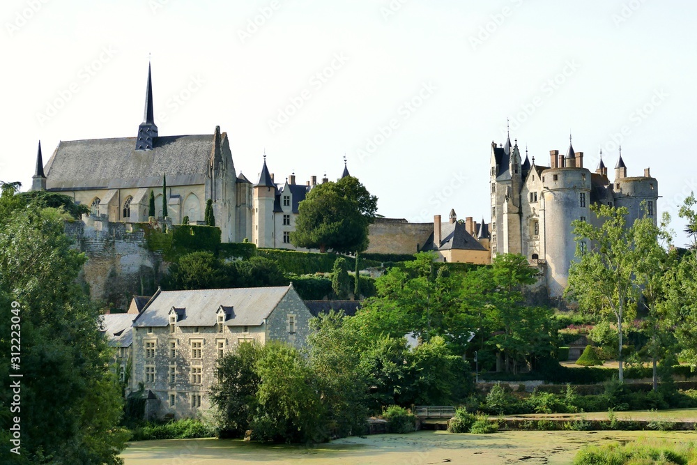 Le château, l’église Notre-Dame et la maison du meunier au bord de la rivière Le Thouet à Montreuil-Bellay  