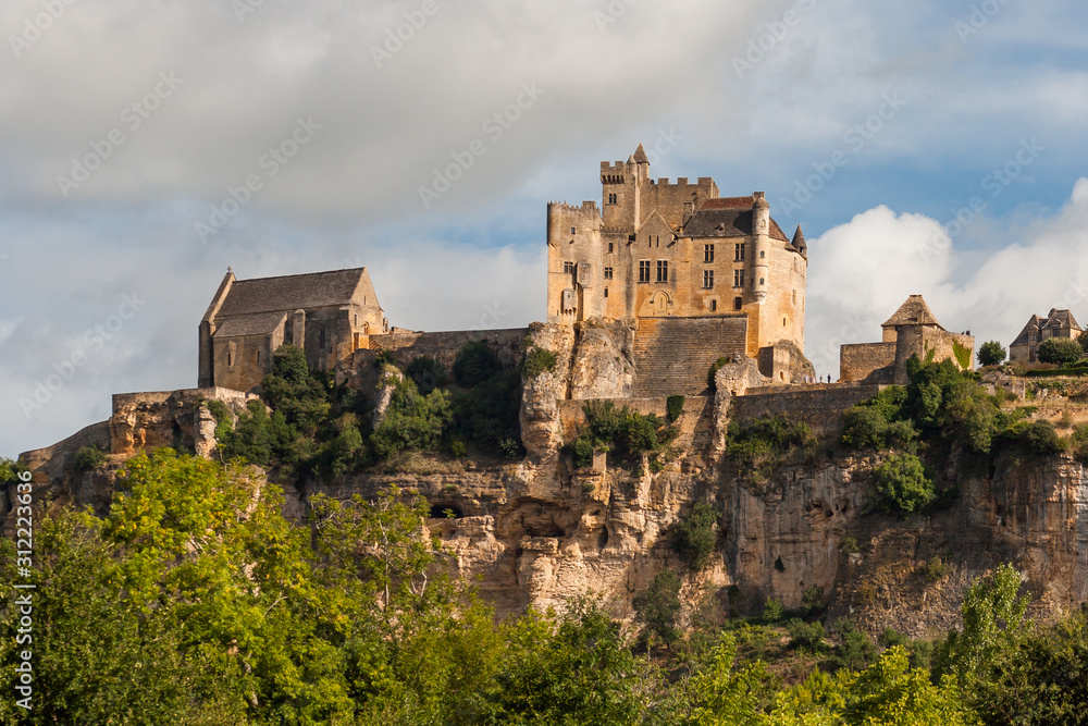 alte Burganlage Schloss Burg oberhalb der Dordogne Frankreich